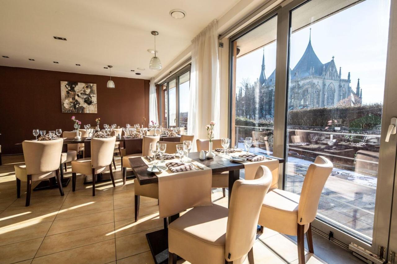 Penzion A Restaurant Barbora クトナー・ホラ エクステリア 写真